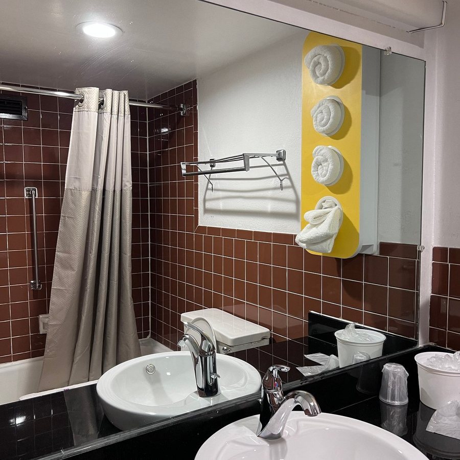 Motel 6 New Stanton PA — Bathroom