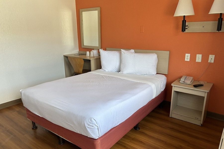 Motel 6 New Stanton PA — Guest room