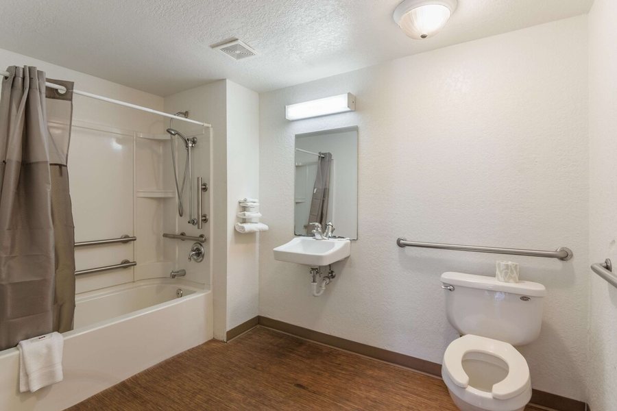 Motel 6 Newport TN — Bathroom
