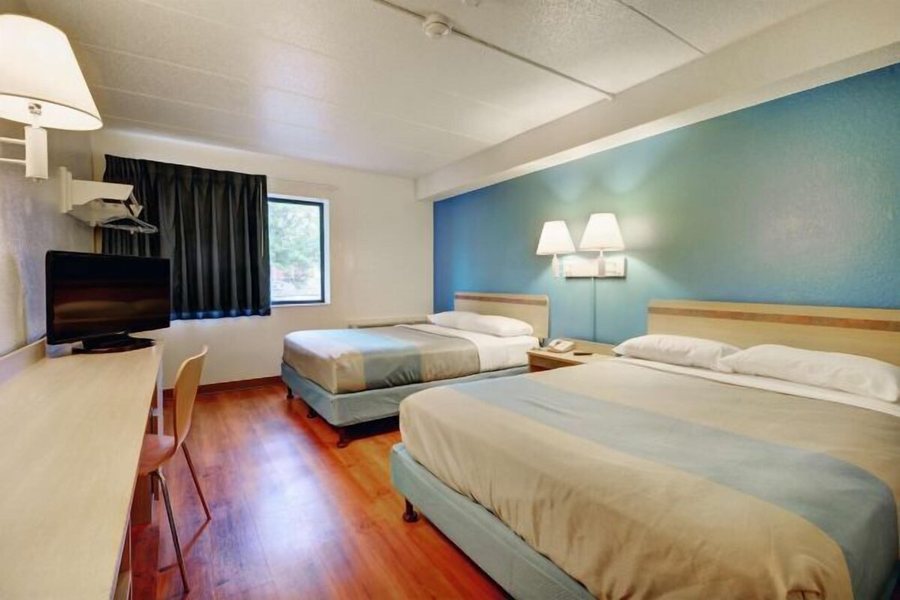 Motel 6 Newport TN — Guest room
