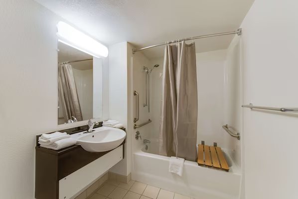 Motel 6 Norfolk VA Oceanview — Bathroom