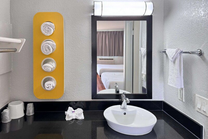 Motel 6 Ontario OR — Bathroom