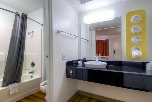Motel 6 Palm Springs CA Downtown — Bathroom