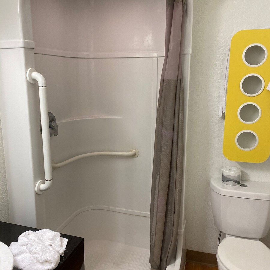 Motel 6 Palm Springs CA East Palm Canyon — Bathroom
