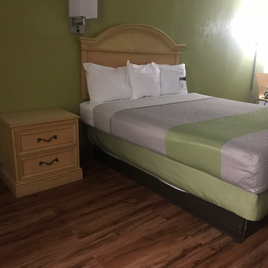 Motel 6 Parkersburg — Guest room