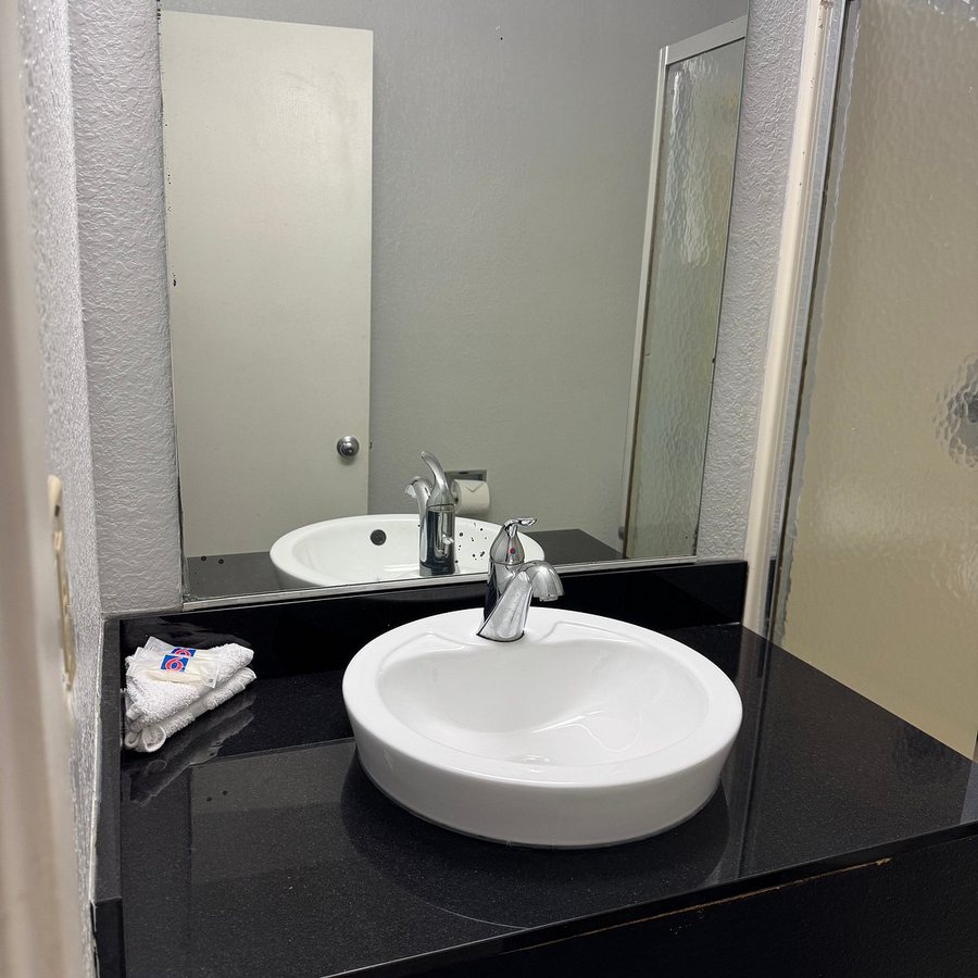 Motel 6 Pensacola West — Bathroom