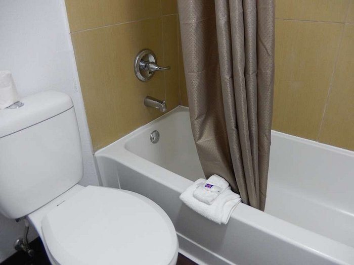 Motel 6 Portland ME — Bathroom