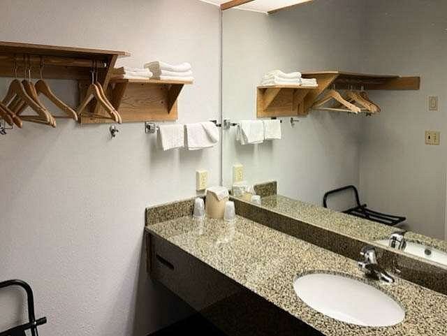 Motel 6 Portland Or Downtown — Bathroom