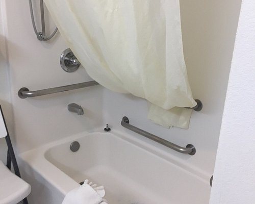 Motel 6 Pueblo CO I 25 — Bathroom