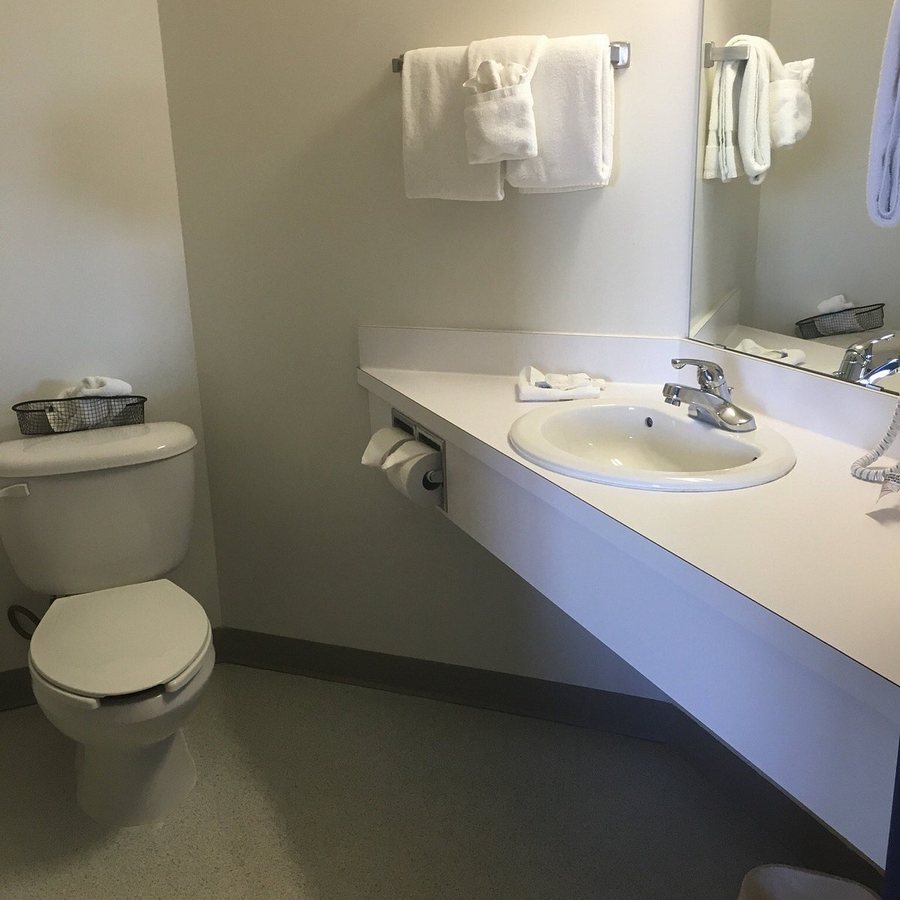 Motel 6 Redlands — Bathroom