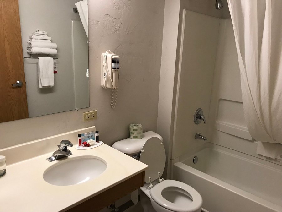 Motel 6 Redmond OR — Bathroom