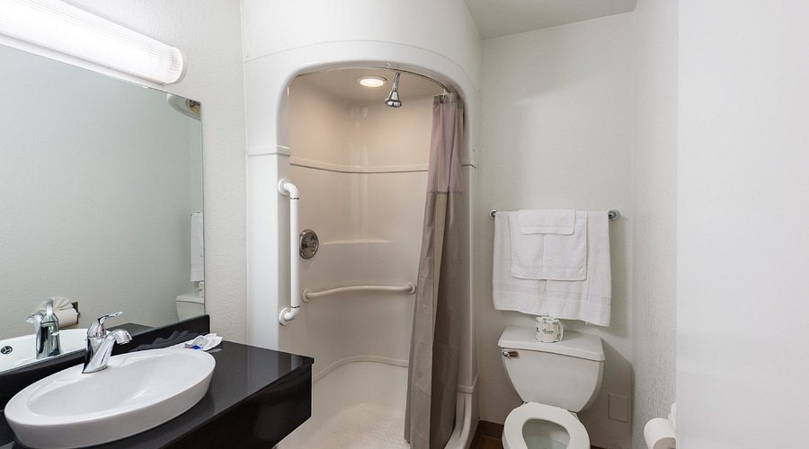 Motel 6 Reno Livestock Events Center Reno Nevada — Bathroom