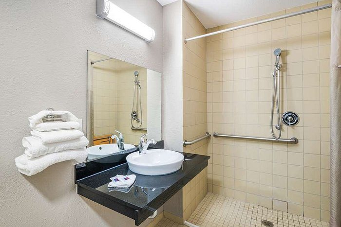 Motel 6 Richmond VA Midlothian Turnpike — Bathroom
