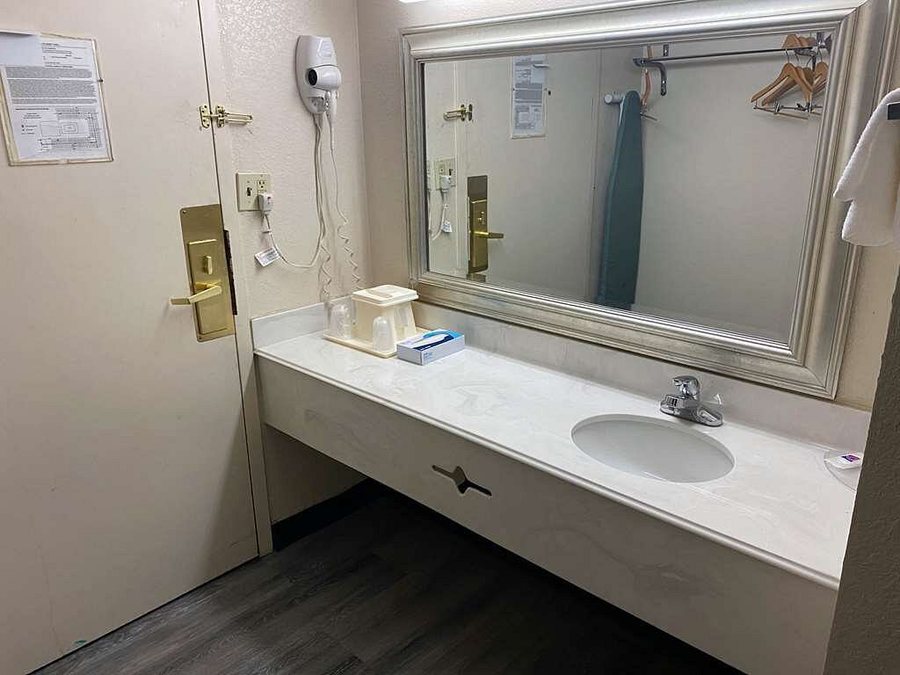 Motel 6 Rochester — Bathroom