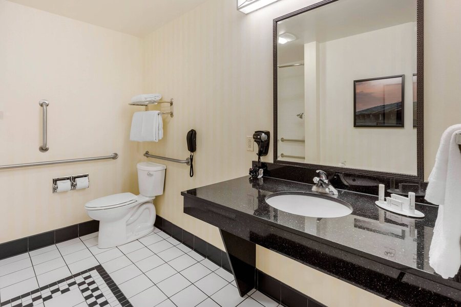 Motel 6 Rockford IL — Bathroom