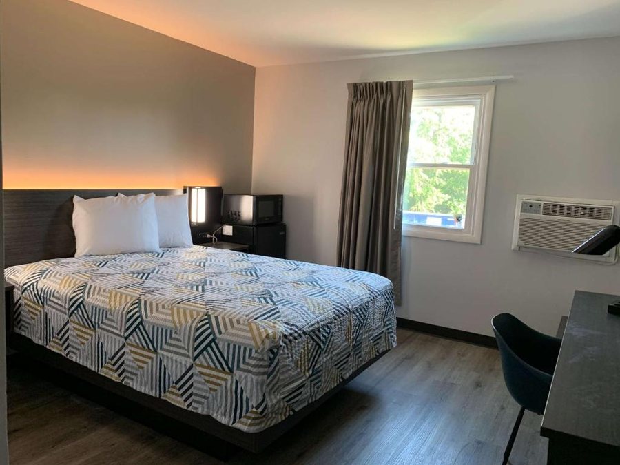 Motel 6 Rockford IL — Guest room