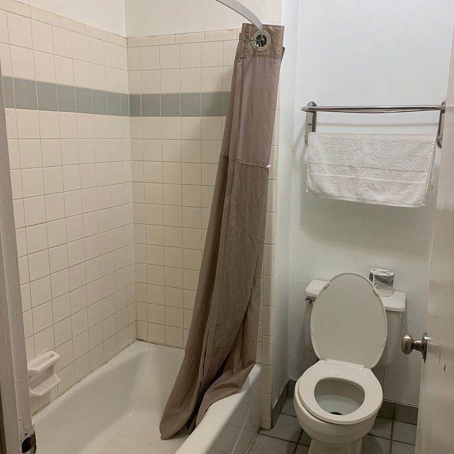 Motel 6 Salt Lake City Central — Bathroom