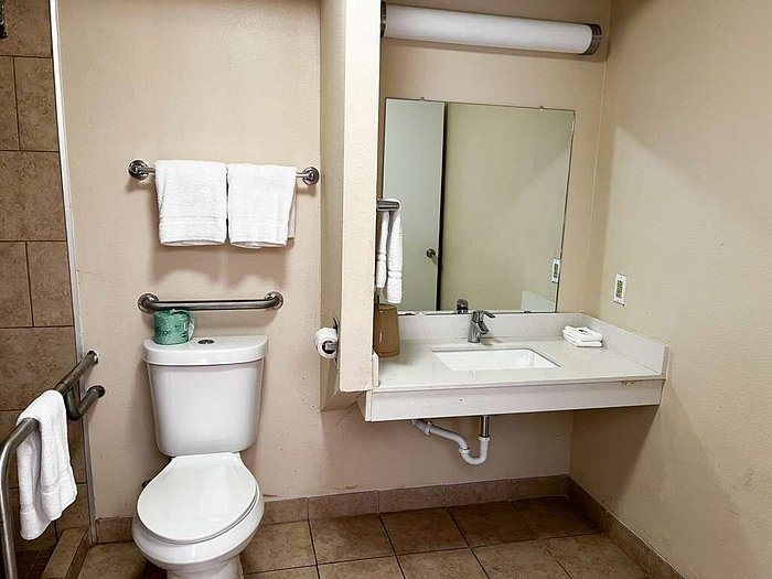 Motel 6 San Antonio TX Frost Bank Center — Bathroom
