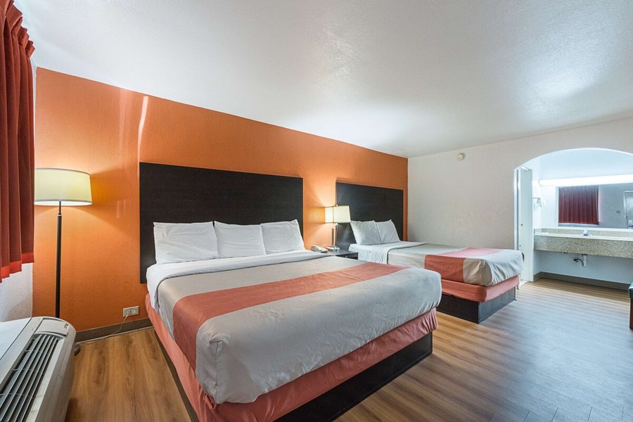 Motel 6 San Antonio TX Frost Bank Center — Guest room
