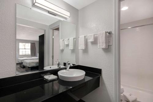 Motel 6 San Antonio TX Northwest Medical Center — Bathroom