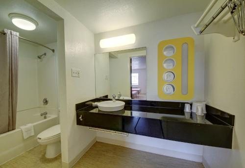 Motel 6 San Antonio TX Six Flags Fiesta TX LA Cantera Area — Bathroom