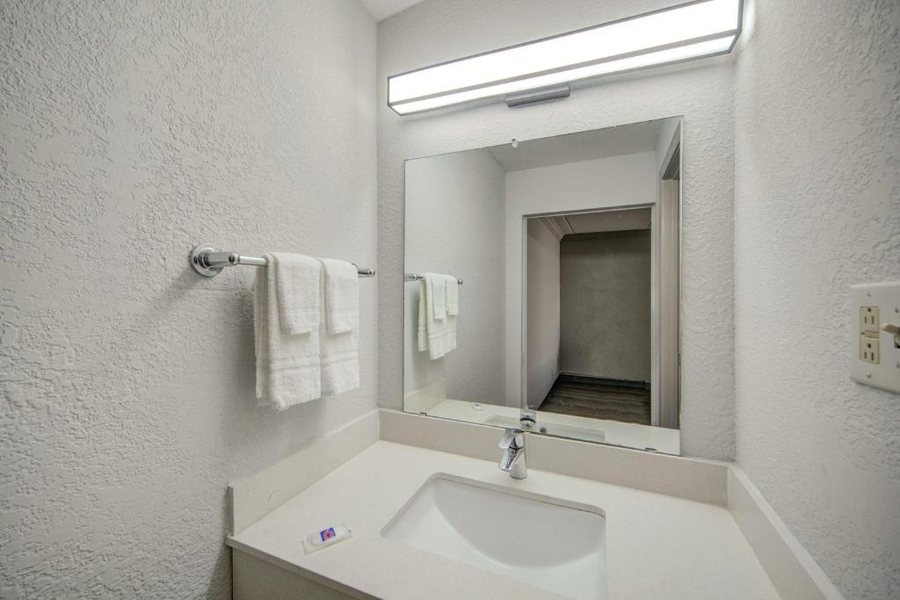 Motel 6 San Antonio TX West SeaWorld — Bathroom