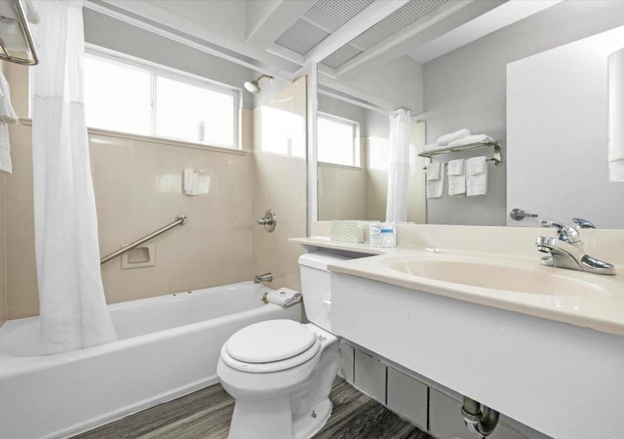 Motel 6 San Francisco CA Lombard Street — Bathroom