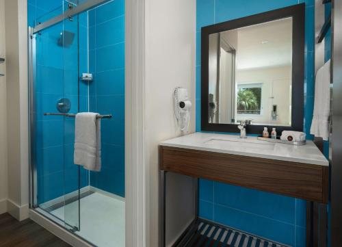 Motel 6 Santa Barbara CA Beach — Bathroom