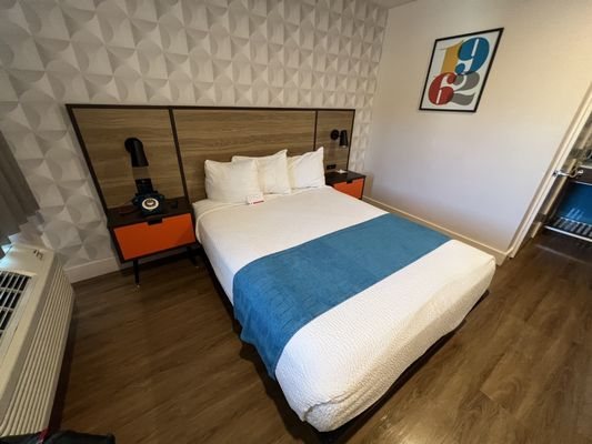 Motel 6 Santa Barbara CA Beach — Guest room