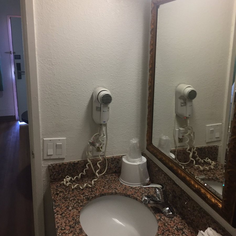 Motel 6 Santa Fe NM Downtown — Bathroom