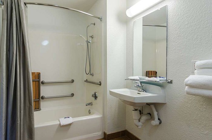 Motel 6 Seaford — Bathroom