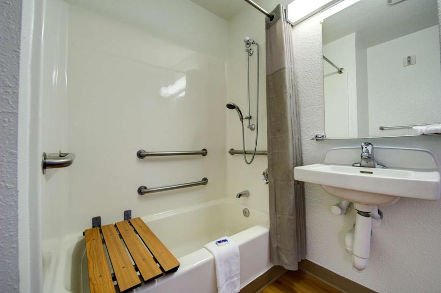 Motel 6 Seattle WA Sea Tac Airport South — Bathroom