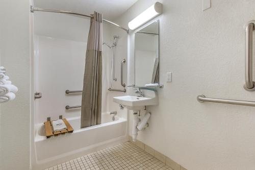Motel 6 Show Low AZ — Bathroom