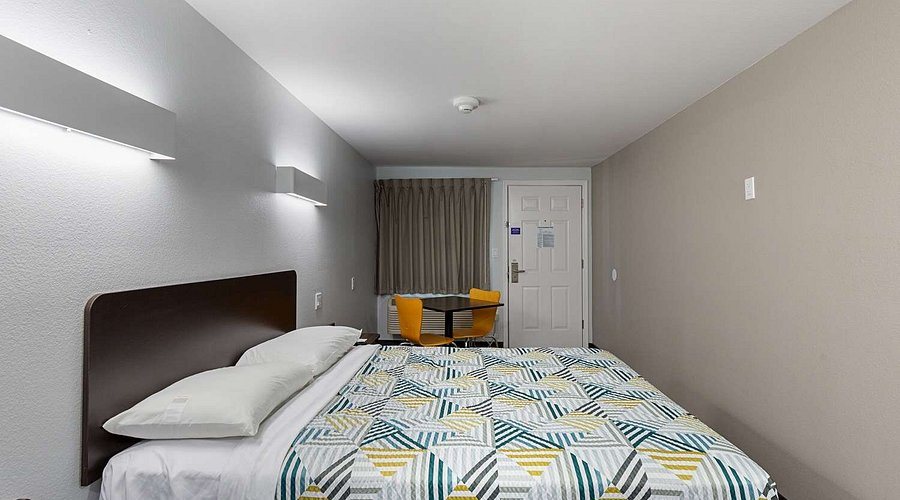 Motel 6 Show Low AZ — Guest room