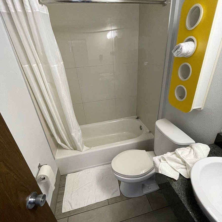 Motel 6 Smyrna GA Atlanta — Bathroom