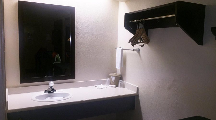Motel 6 Smyrna GA — Bathroom