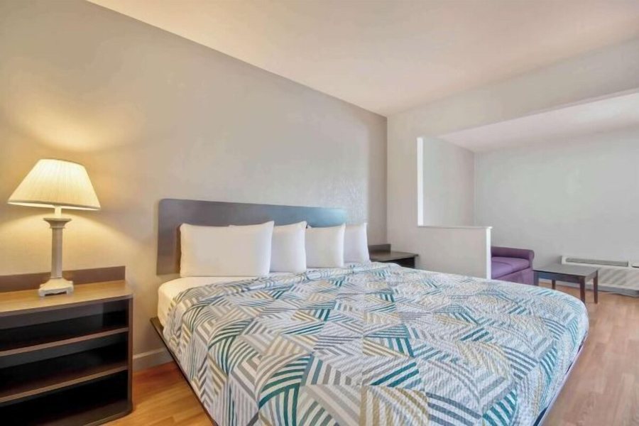 Motel 6 Springfield North — Guest room