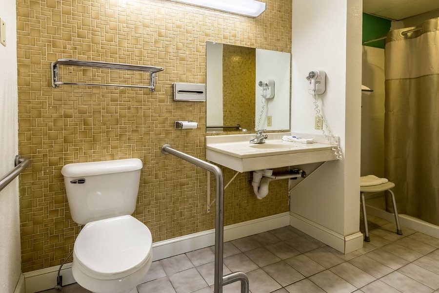 Motel 6 Springfield OR Eugene North — Bathroom