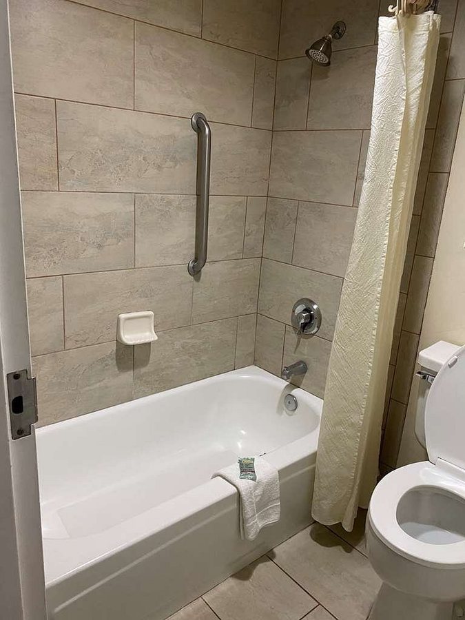 Motel 6 Tallahassee FL Downtown — Bathroom