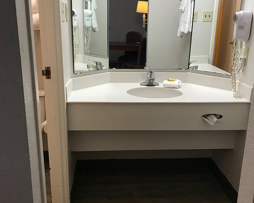Motel 6 Tallahassee FL — Bathroom