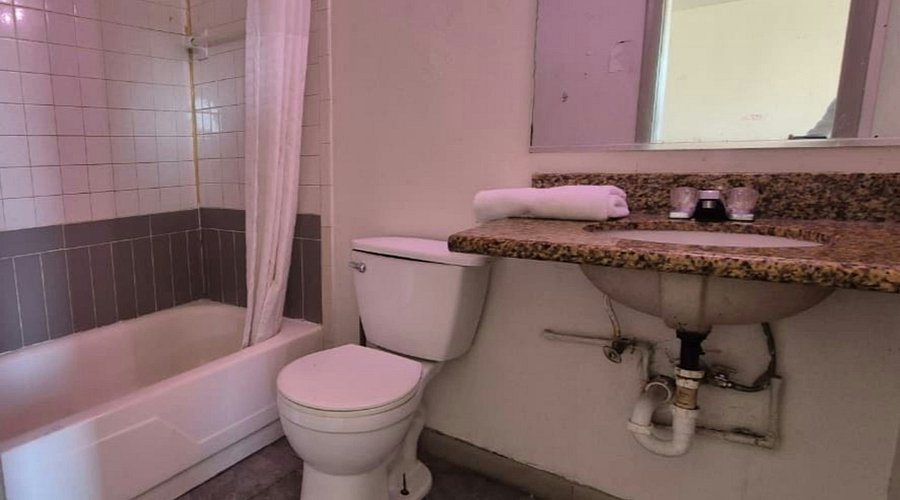 Motel 6 Tampa Fl — Bathroom