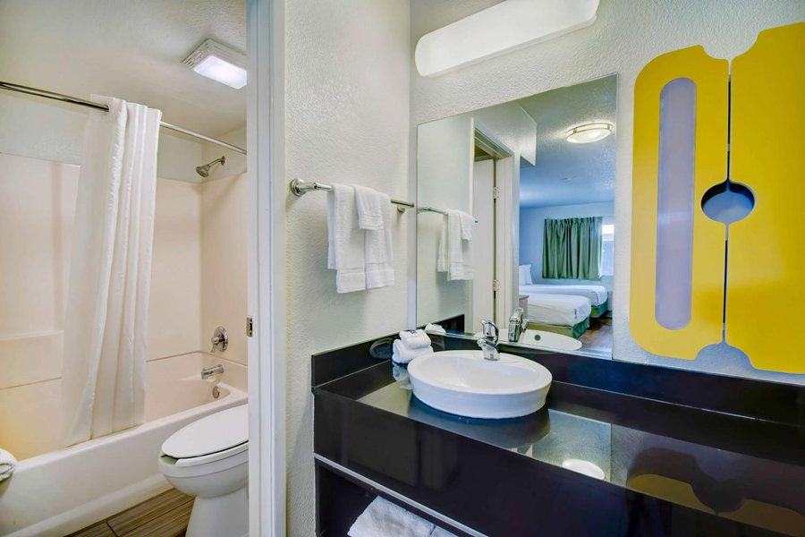 Motel 6 Tucson AZ North — Bathroom
