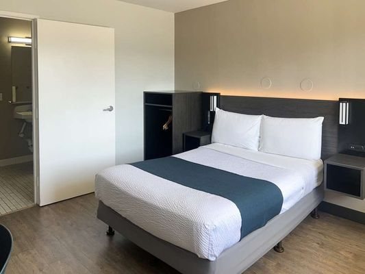 Motel 6 Tulare CA — Guest room