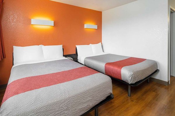 Motel 6 Ventura CA Beach — Guest room