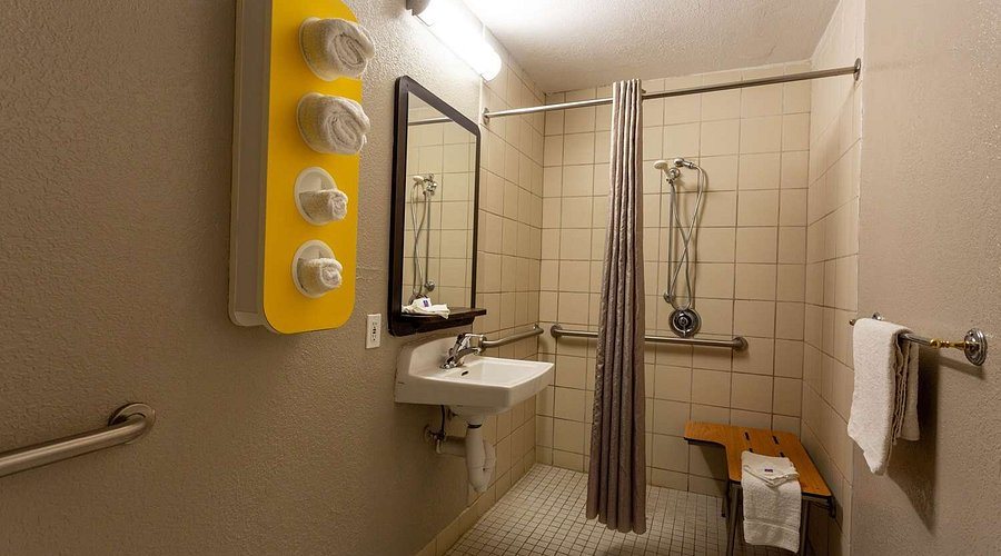 Motel 6 Washington DC Convention Center — Bathroom