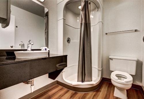 Motel 6 Wells NV — Bathroom