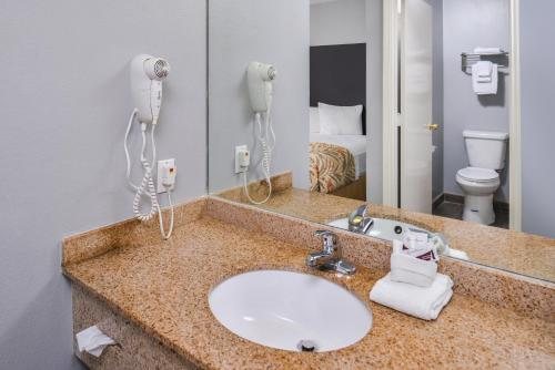 Motel 6 Weslaco TX — Bathroom