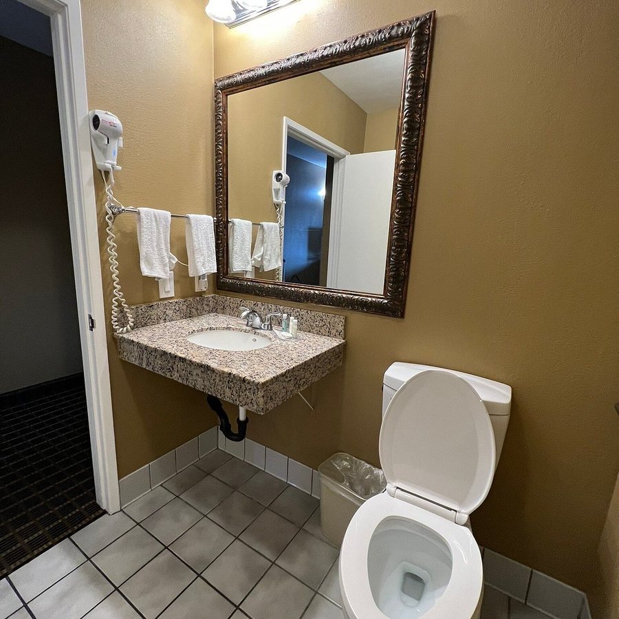 Motel 6 Westminster CA North — Bathroom