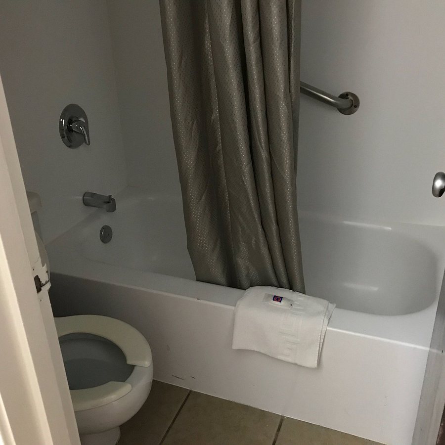 Motel 6 Wichita KS — Bathroom