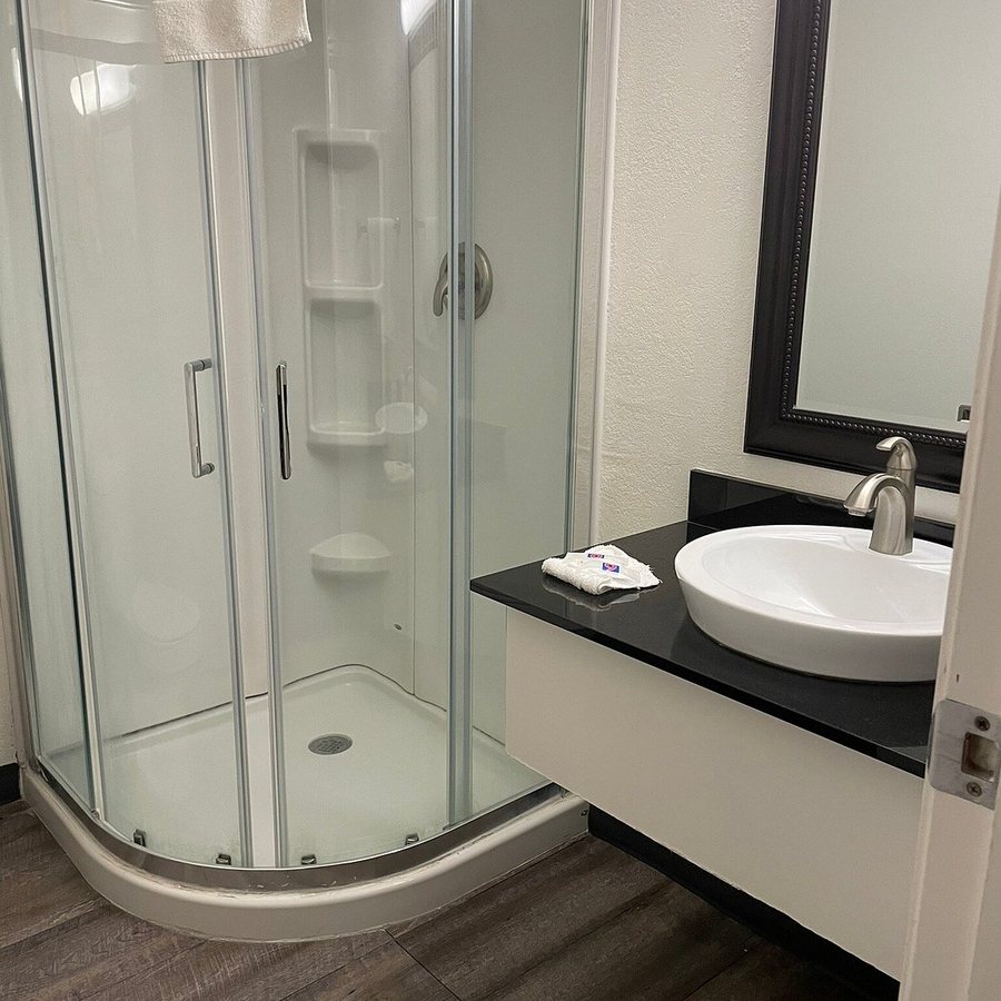 Motel 6 Williams CA — Bathroom